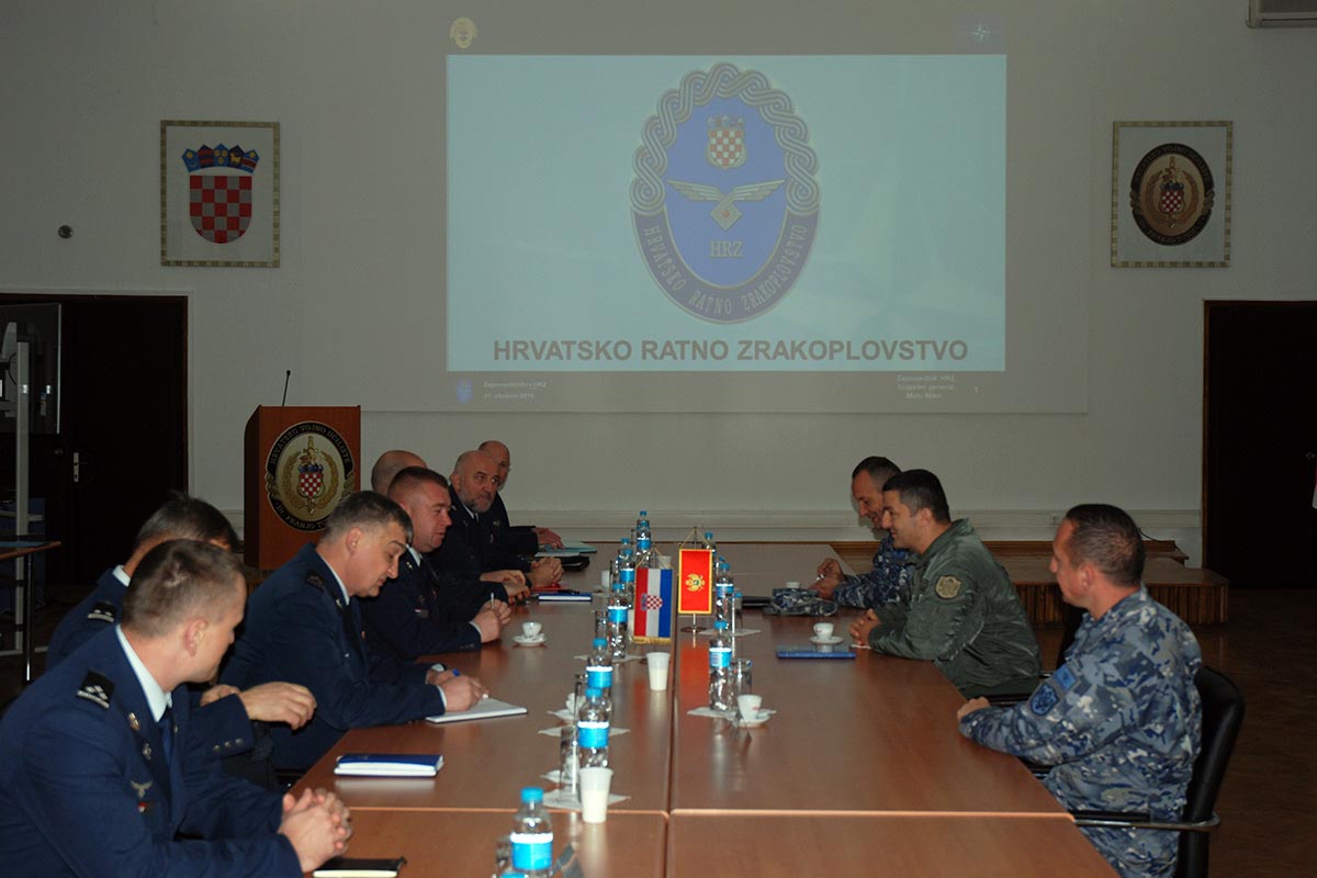 Slika https://www.morh.hr/wp-content/uploads/2018/11/sastanak_zrakoplovstvo_hrvatske_crne_gore_22112018_v.jpg