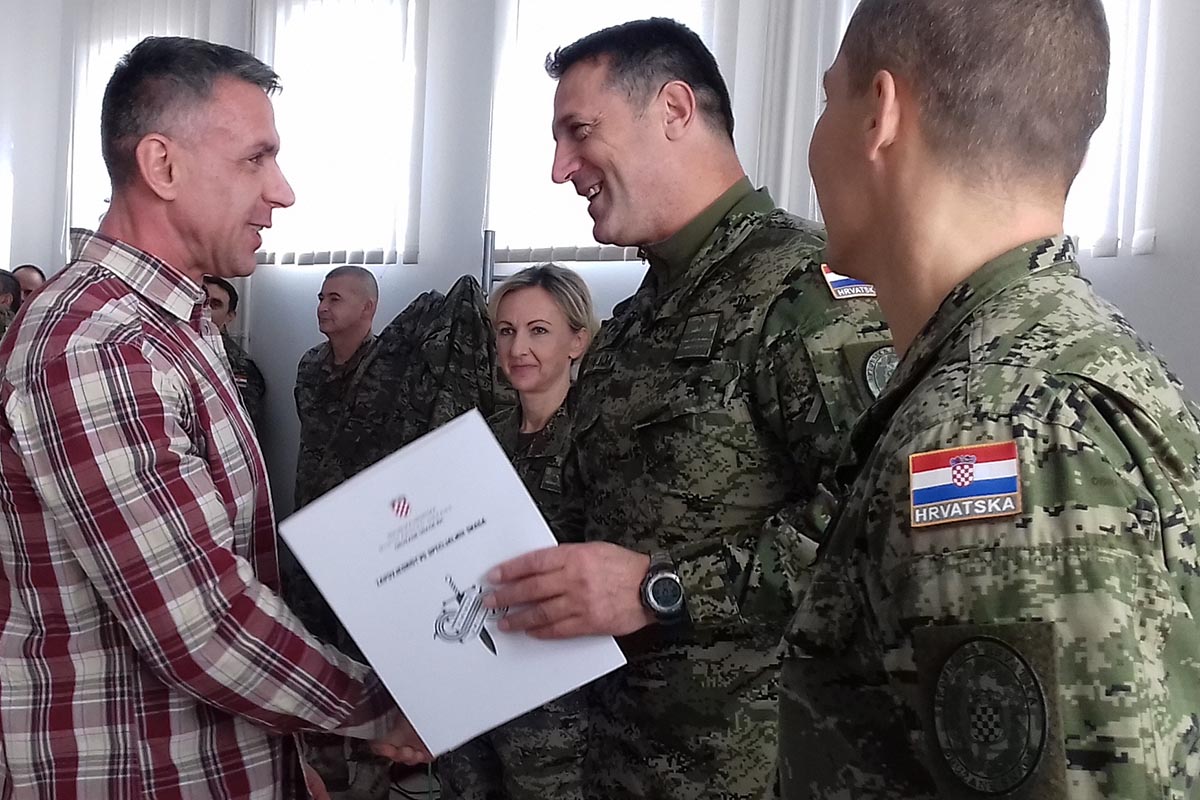 Slika https://www.morh.hr/wp-content/uploads/2018/12/bozicni_domjenak_zss_18122018_v.jpg