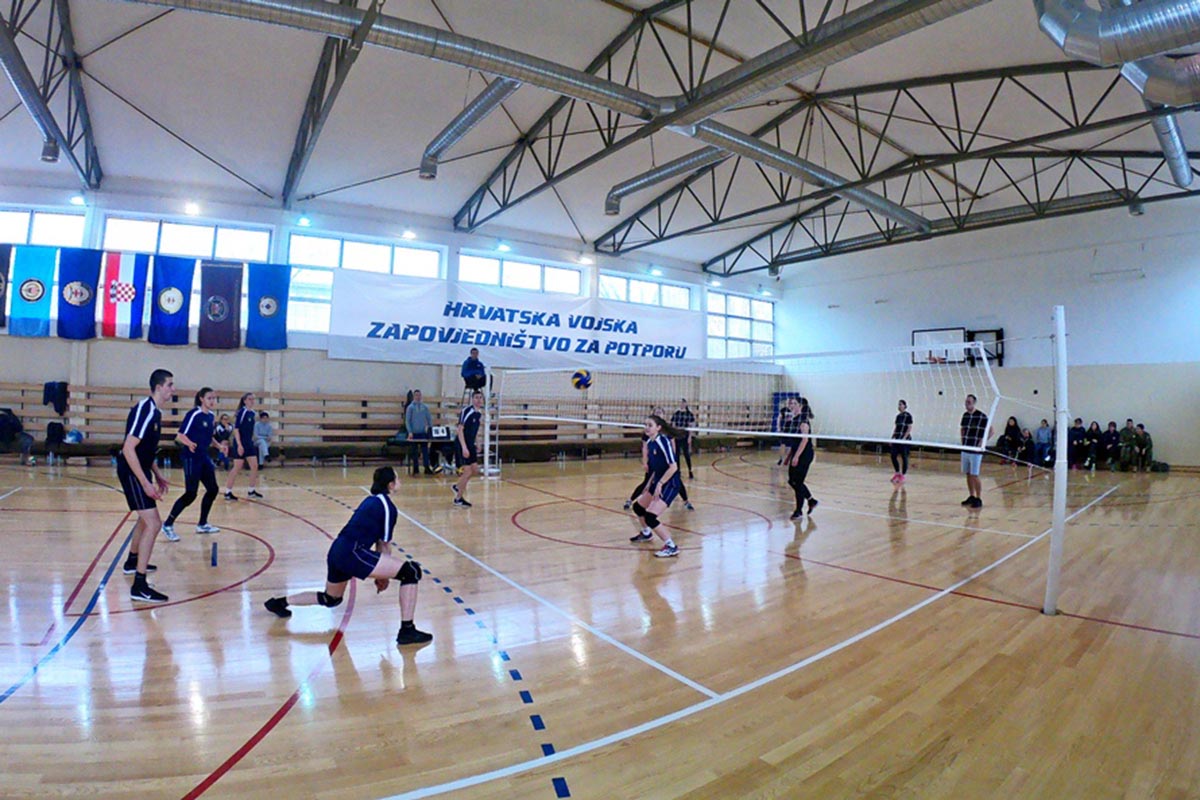 Slika https://www.morh.hr/wp-content/uploads/2018/12/bozicni_turnir_odbojka_hv_141218_v.jpg