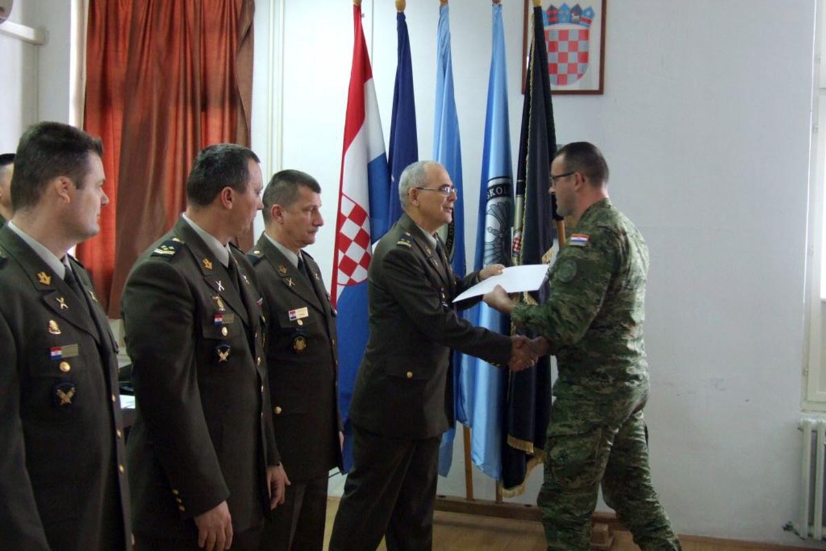 Slika https://www.morh.hr/wp-content/uploads/2018/12/hvu_tecaj_visi_instruktori_instruktori_181218_v.jpg