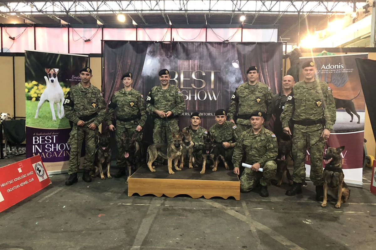 Slika https://www.morh.hr/wp-content/uploads/2018/12/izlozba_pasa_27112018_v.jpg