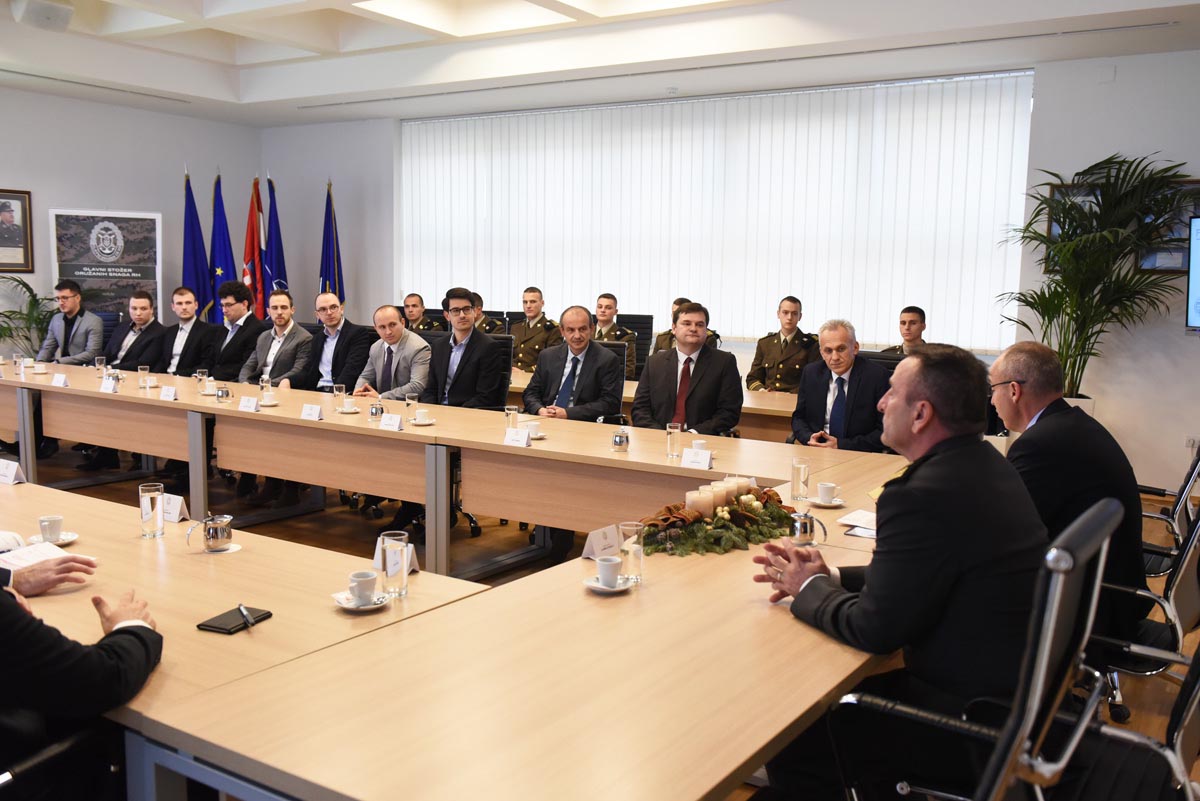 Slika https://www.morh.hr/wp-content/uploads/2018/12/krsticevic_sa_studentima_fsb_a_101218_v.jpg