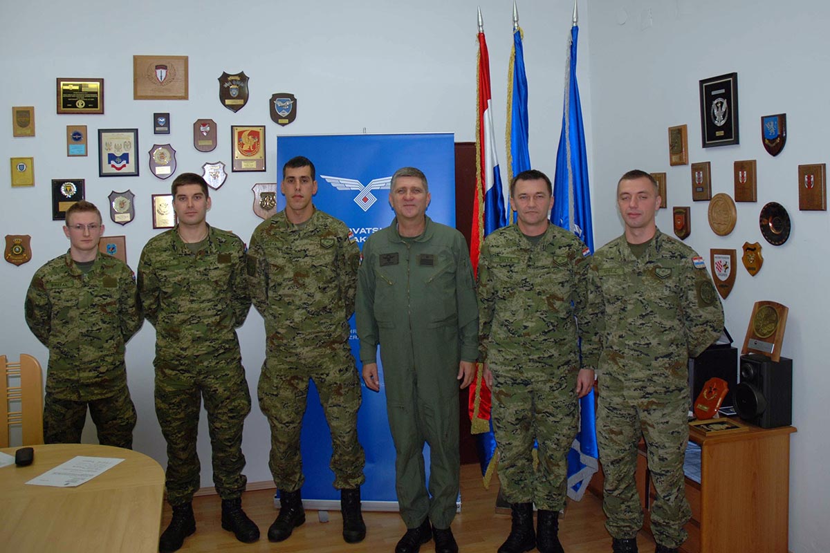 Slika https://www.morh.hr/wp-content/uploads/2018/12/najbolji_vojnici_docasnici_hrz_29112018_v.jpg