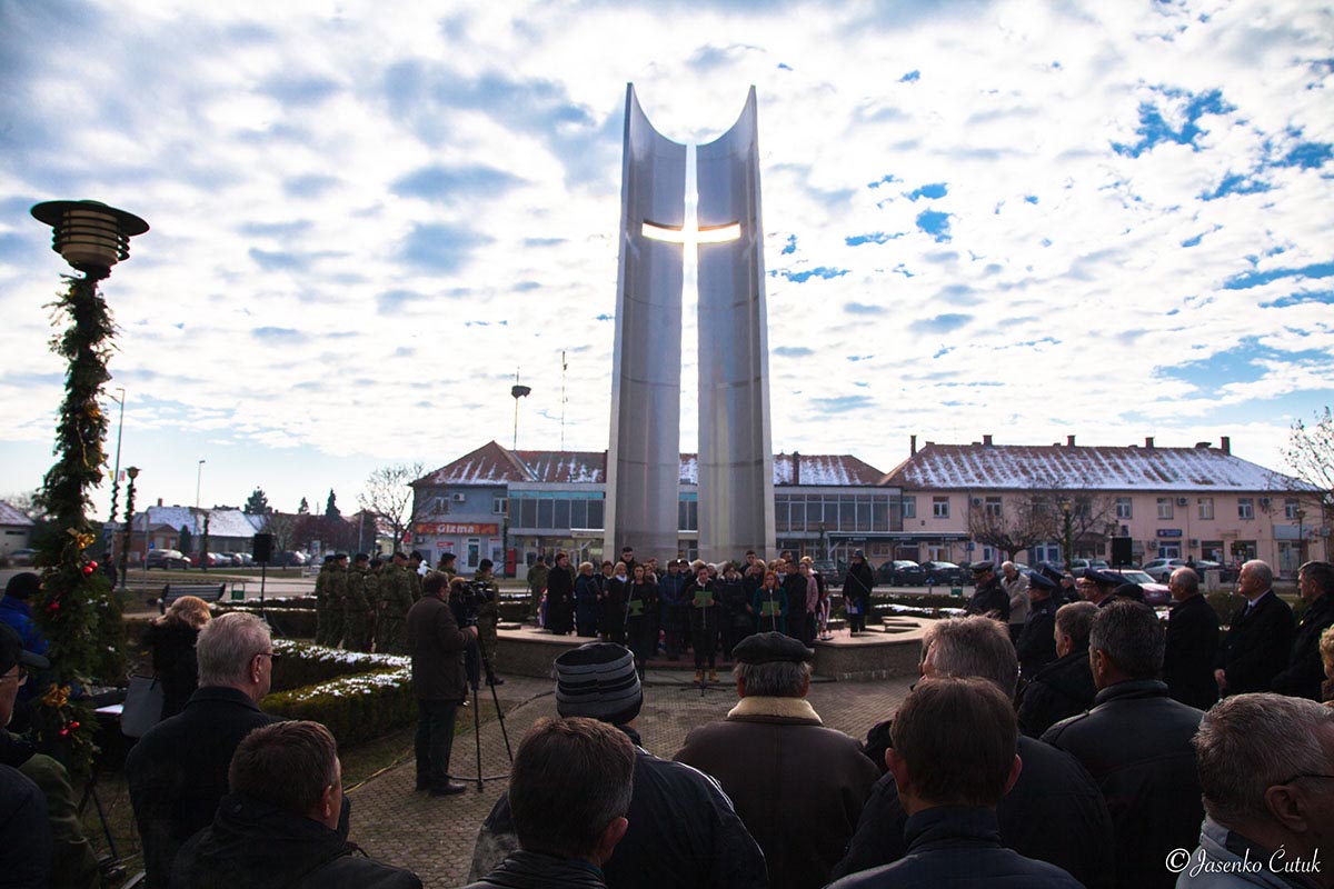 Slika https://www.morh.hr/wp-content/uploads/2018/12/obljetnica_pogibije_pilota_padobranaca_031218_v.jpg