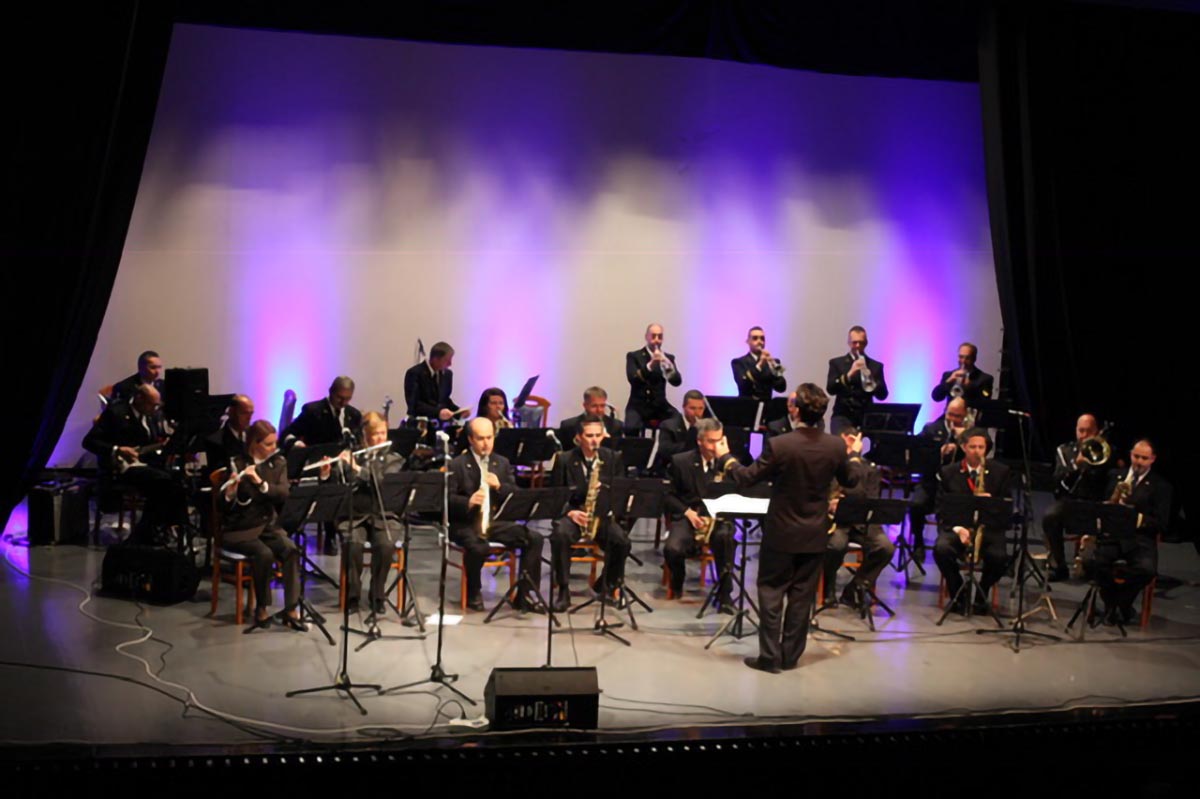 Slika https://www.morh.hr/wp-content/uploads/2018/12/orkestar_hrm_30112018_01.jpg