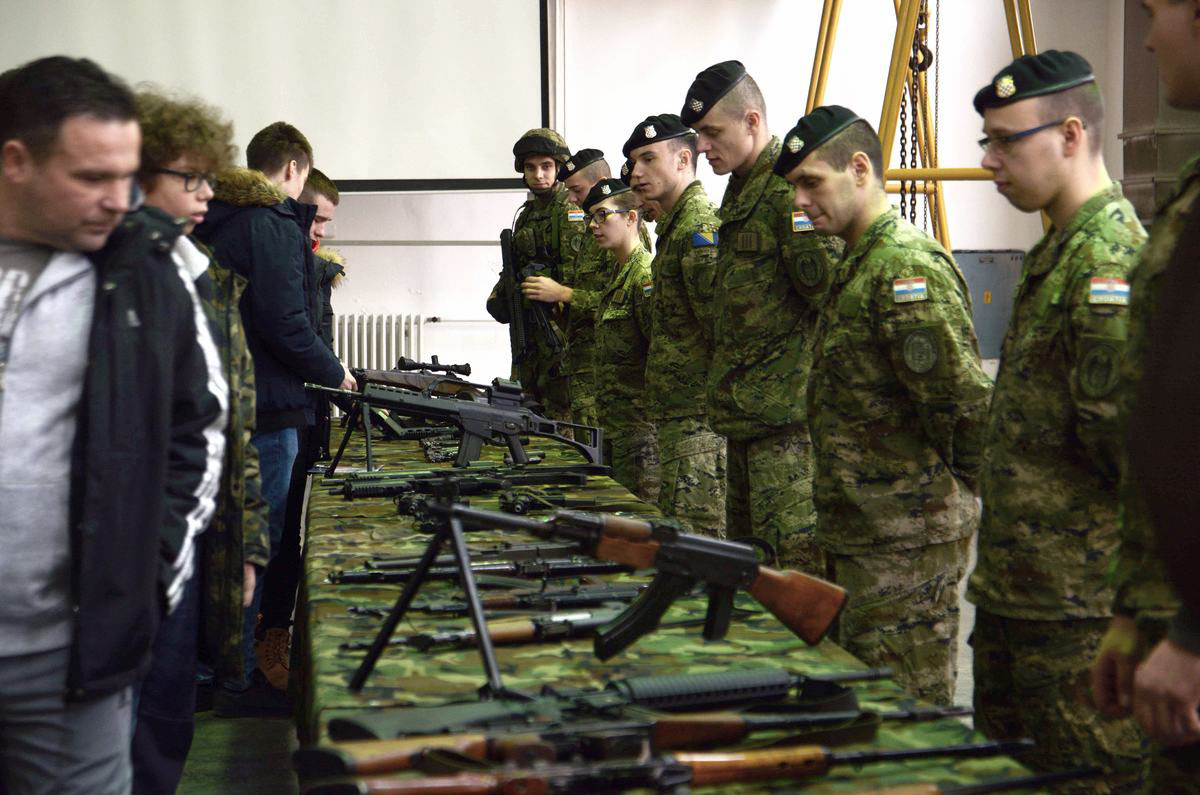 Slika https://www.morh.hr/wp-content/uploads/2018/12/otvorena_vrata_hvu_15122018_v.jpg