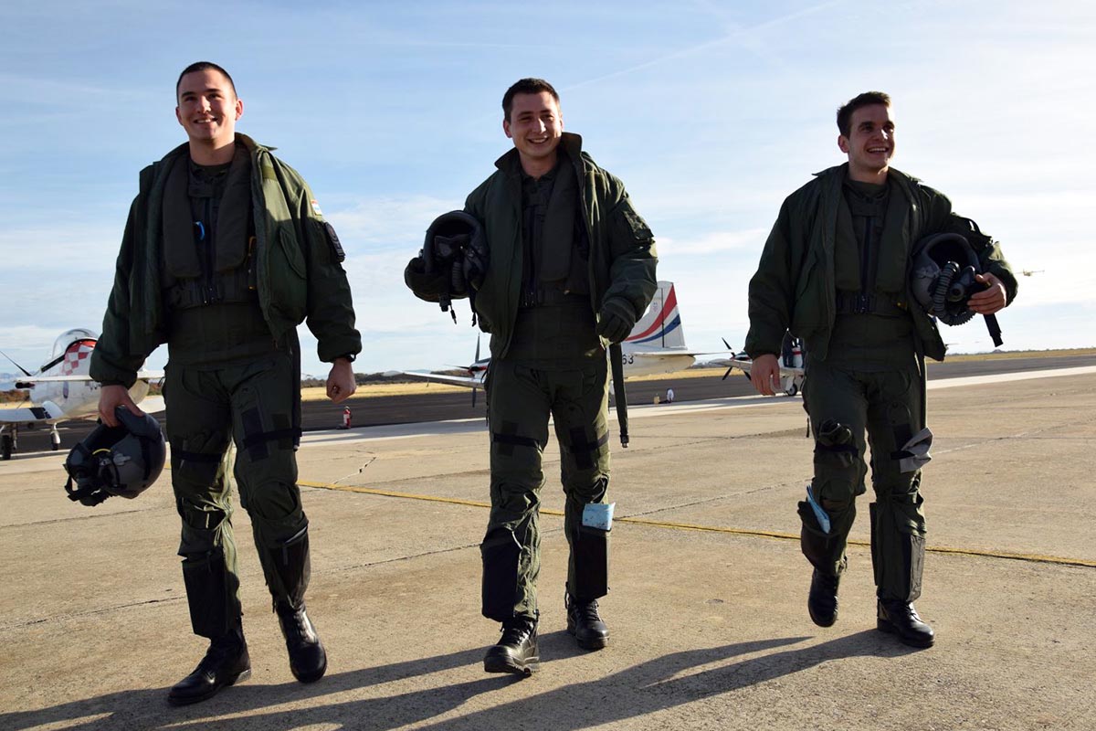 Slika https://www.morh.hr/wp-content/uploads/2018/12/prvi_samostalni_letovi_zemunik_071218_v.jpg