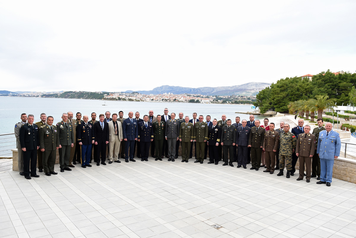 Slika https://www.morh.hr/wp-content/uploads/2018/12/upravni_odbor_multinacionalnog_logistickog_koordinacijskog_centra_131218_01.jpg