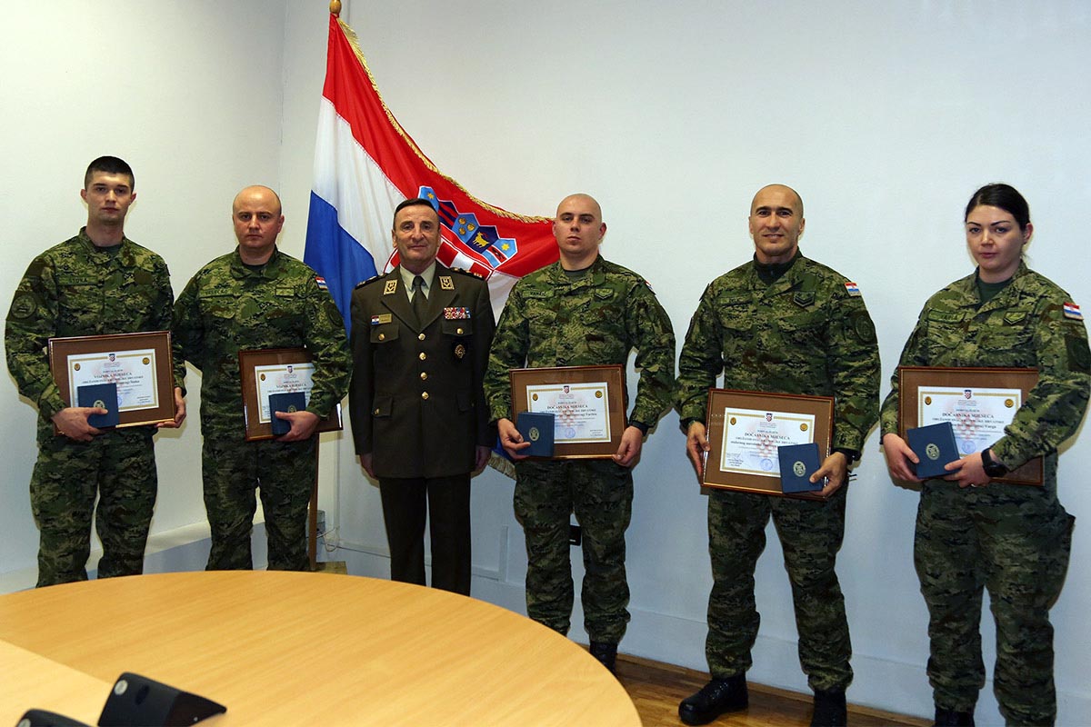 Slika https://www.morh.hr/wp-content/uploads/2019/01/najbolji_vojnik_docasnik_2018_300119_v.jpg