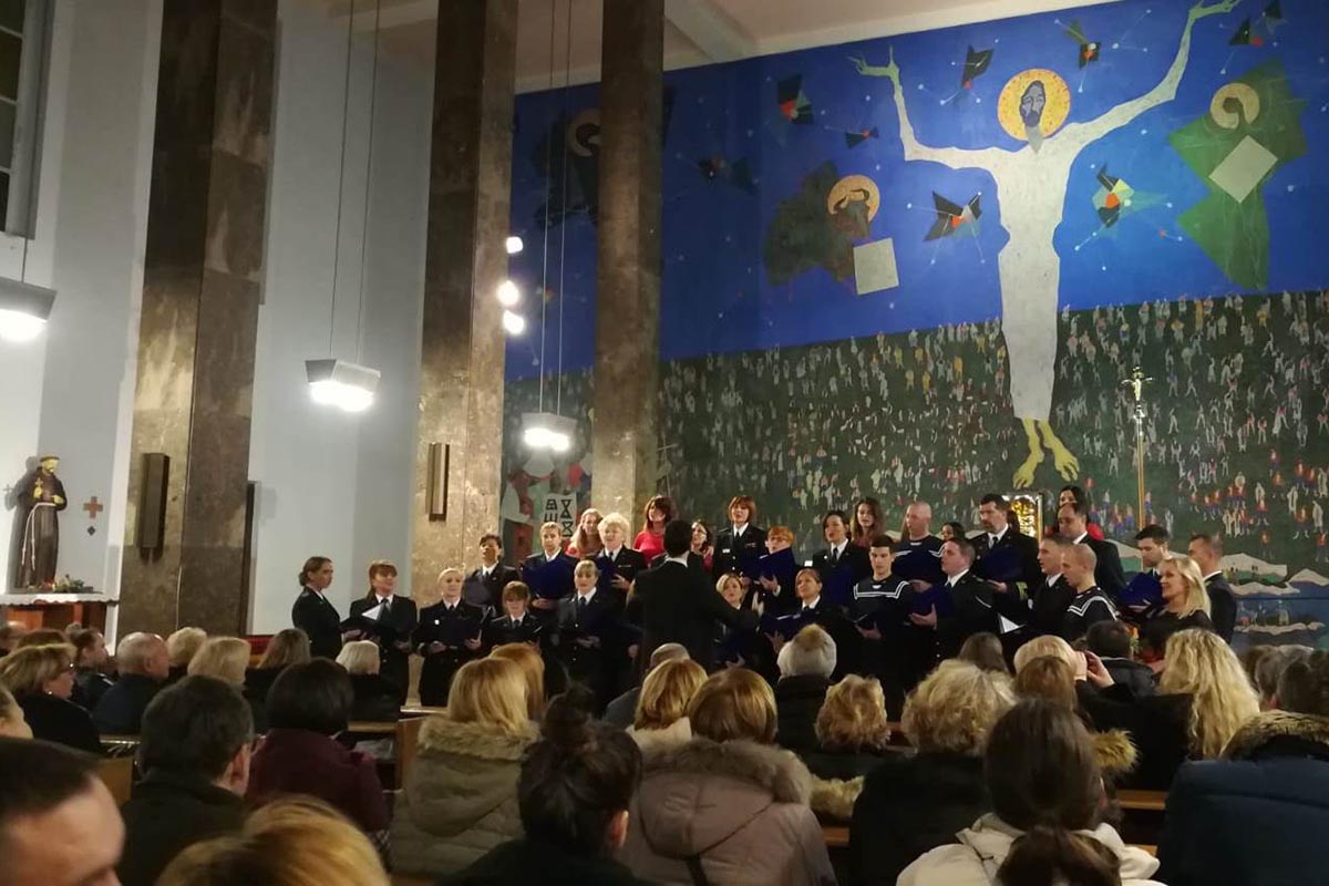 Slika https://www.morh.hr/wp-content/uploads/2019/01/pjevacki_zbor_hrm_15122018_v.jpg