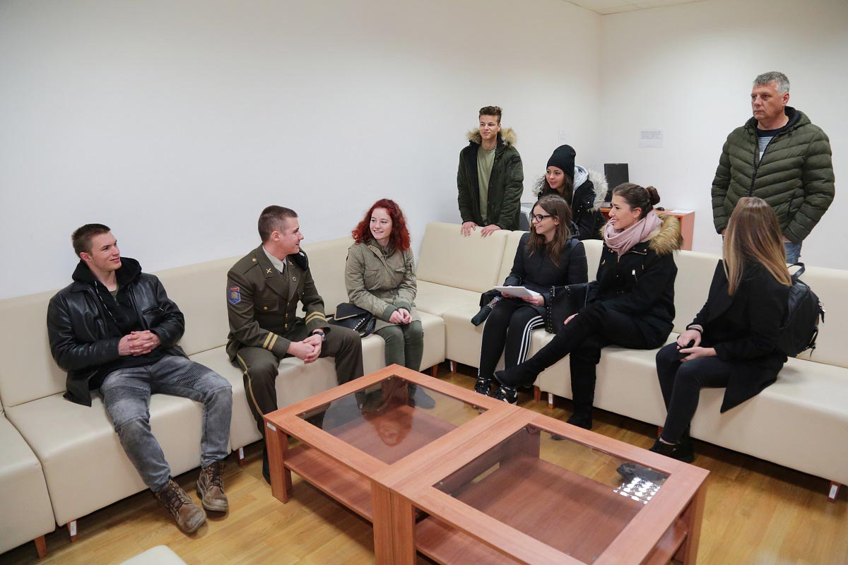 Slika https://www.morh.hr/wp-content/uploads/2019/02/dan_otvorenih_vrata_hvu_v.jpg