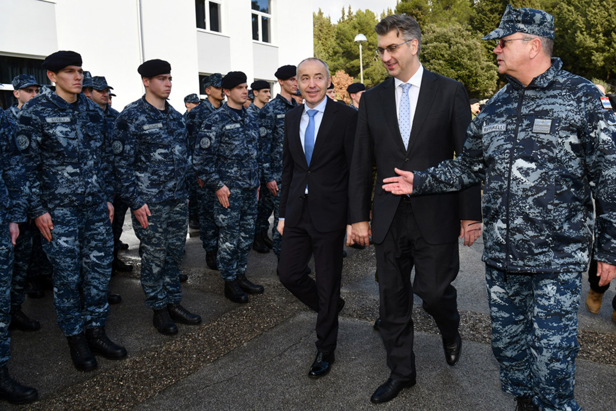 Slika https://www.morh.hr/wp-content/uploads/2019/02/krsticevic_plenkovic_vojarna_ploce_310119_05.jpg