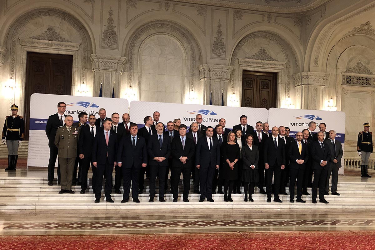 Slika https://www.morh.hr/wp-content/uploads/2019/02/petar_mihatov_ministri_obrane_eu_v.jpg