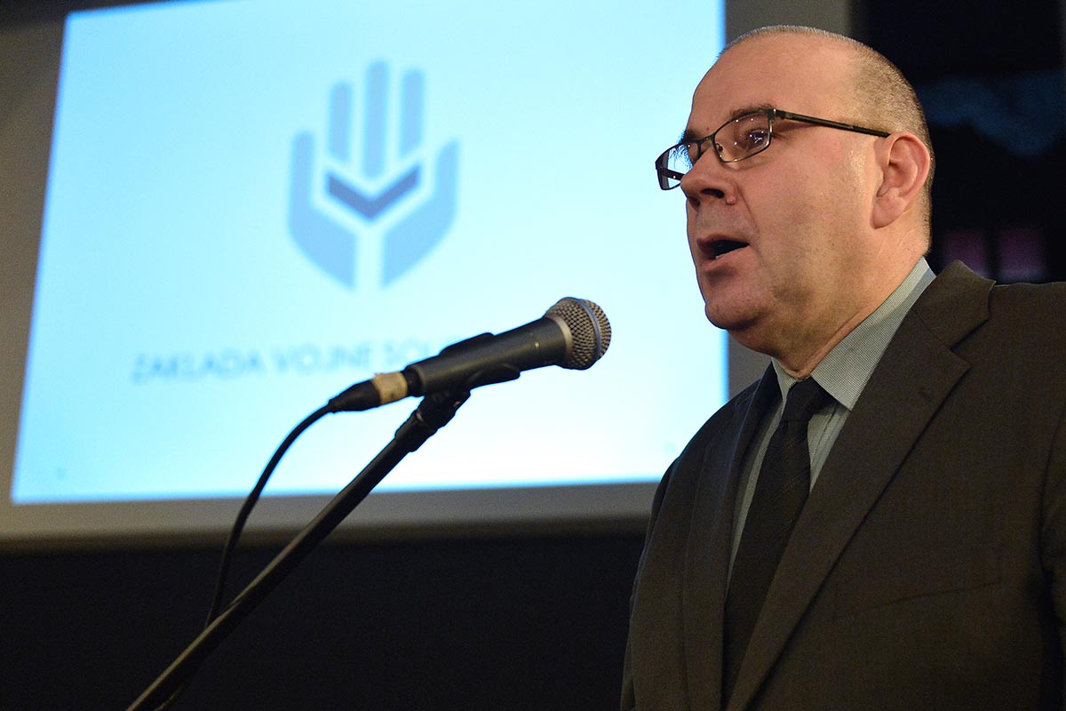 Slika https://www.morh.hr/wp-content/uploads/2019/02/predstavljanje_zaklada_vojne_solidarnosti_070219_01.jpg