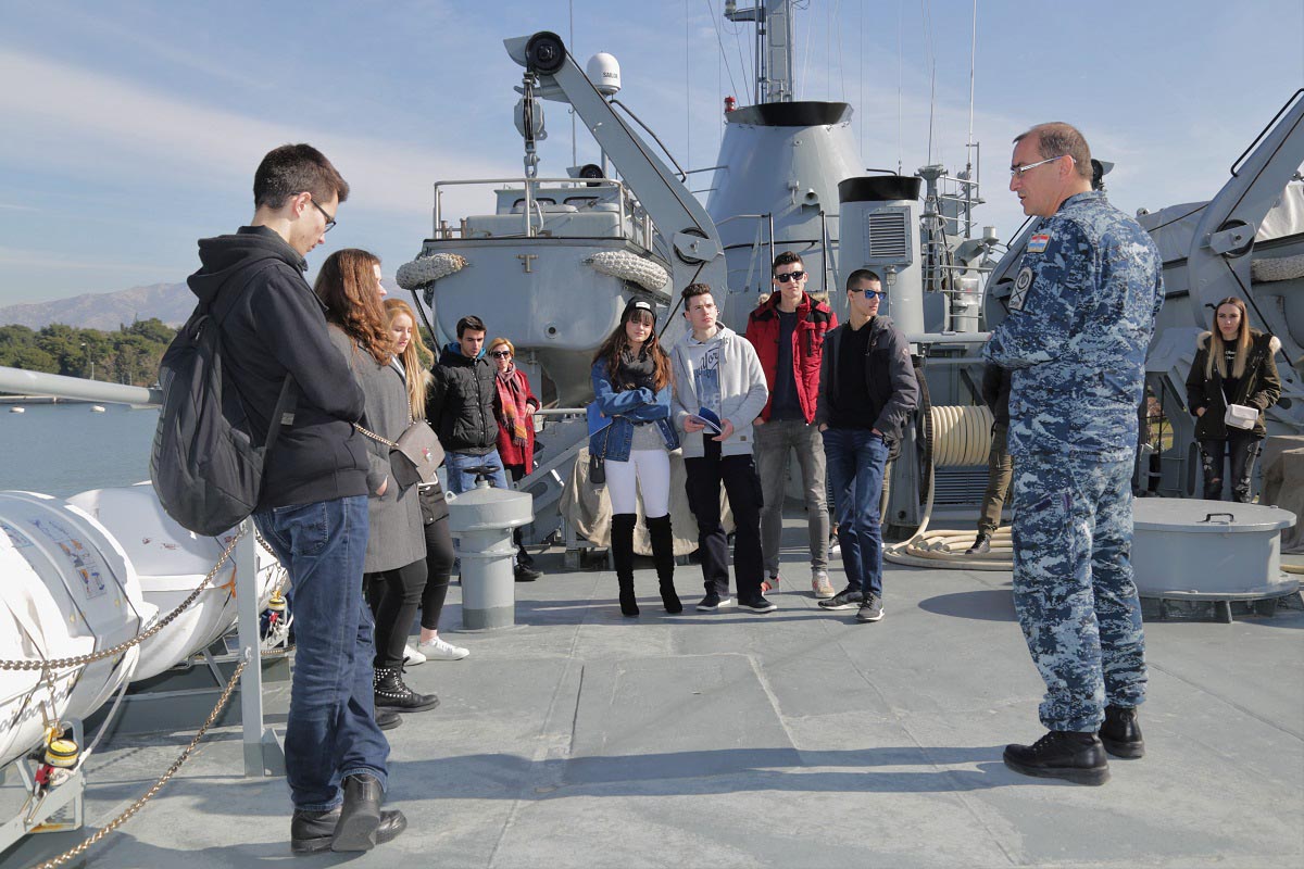 Slika https://www.morh.hr/wp-content/uploads/2019/03/dan_otvorenih_vrata_hvu_split_v.jpg