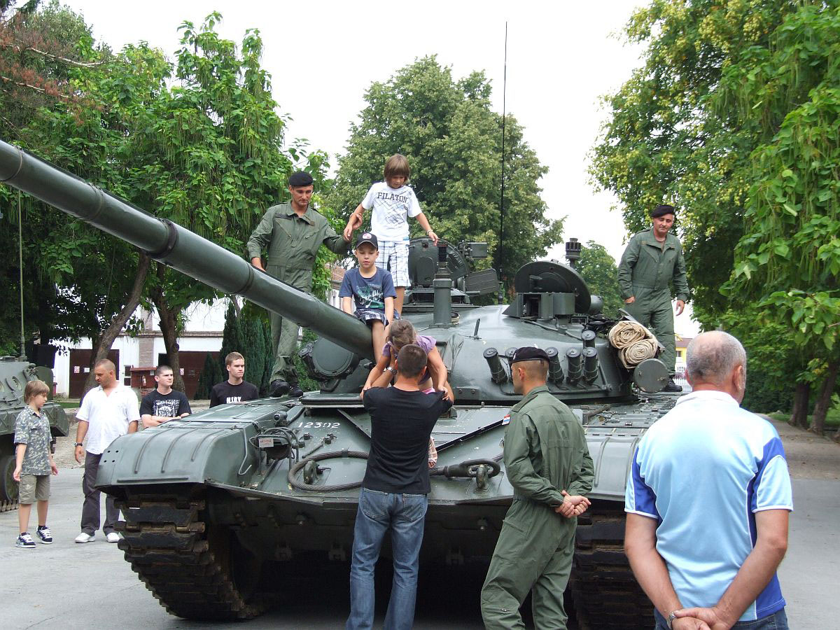 Slika https://www.morh.hr/wp-content/uploads/2019/03/dan_otvorenih_vrata_vinkovci_04082011_v.jpg