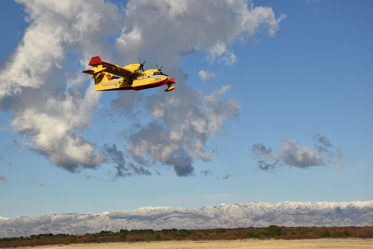 Slika https://www.morh.hr/wp-content/uploads/2019/03/gasenje_pozara_knin_v.jpg