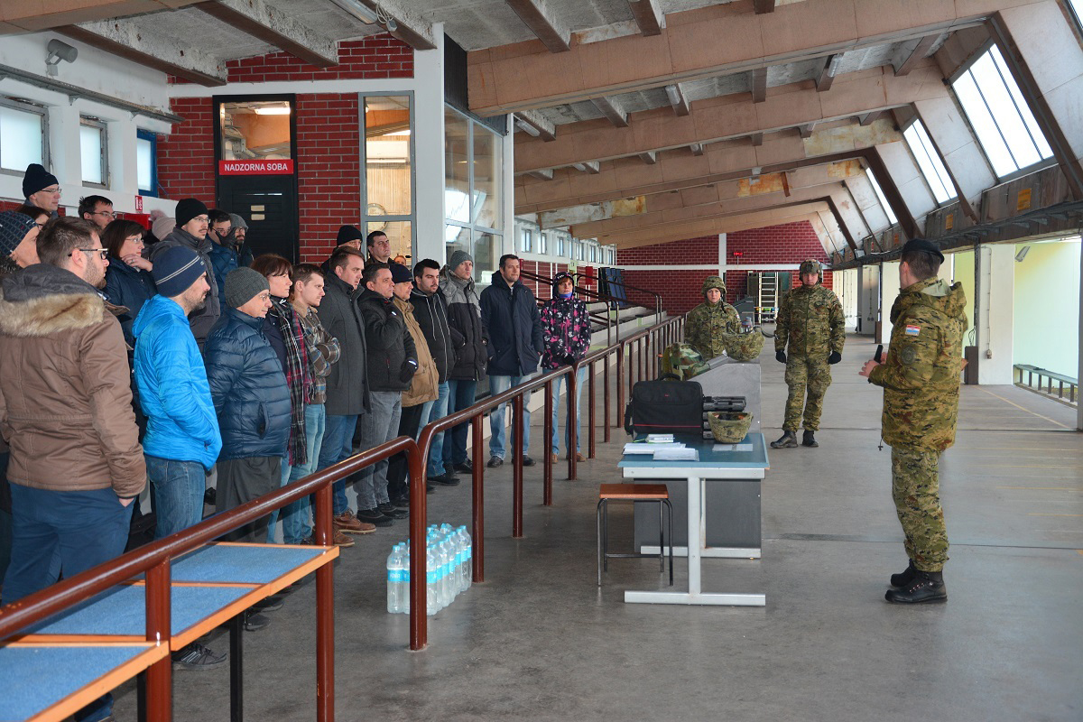 Slika https://www.morh.hr/wp-content/uploads/2019/03/hvu_gadjanje_djelatnici_profesori_070219_03.jpg