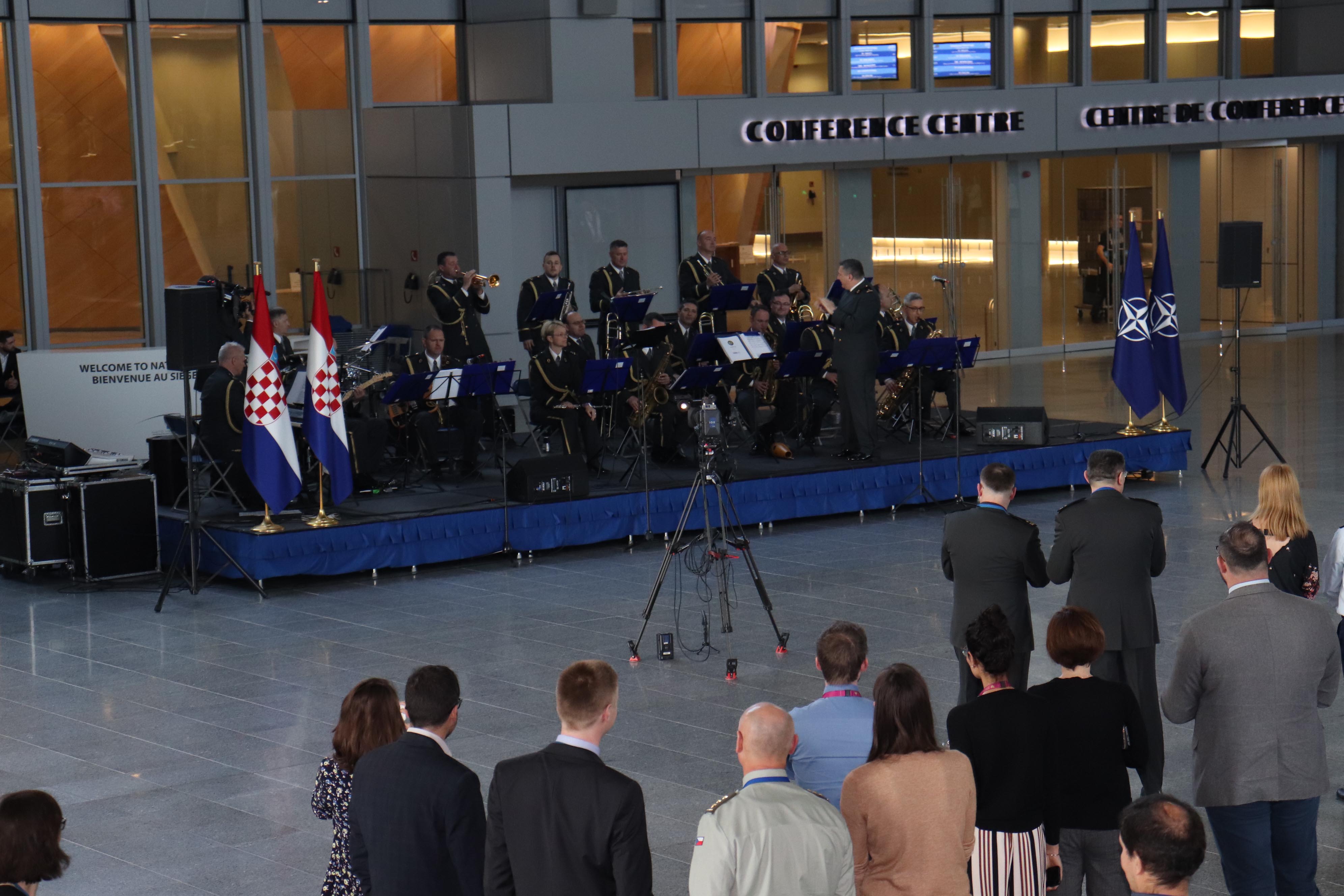 Slika https://www.morh.hr/wp-content/uploads/2019/03/obljetnica_ulaska_rh_nato_220319_v.jpg