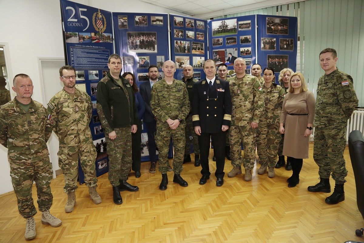 Slika https://www.morh.hr/wp-content/uploads/2019/03/radionica_uspostava_zapovjednistva_multinacionalne_divizije_060319_08.jpg