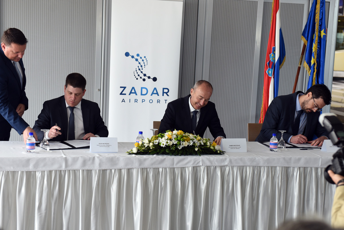 Slika https://www.morh.hr/wp-content/uploads/2019/03/ugovor_rekonstrukcija_zracne_luke_zadar_070319_20.jpg