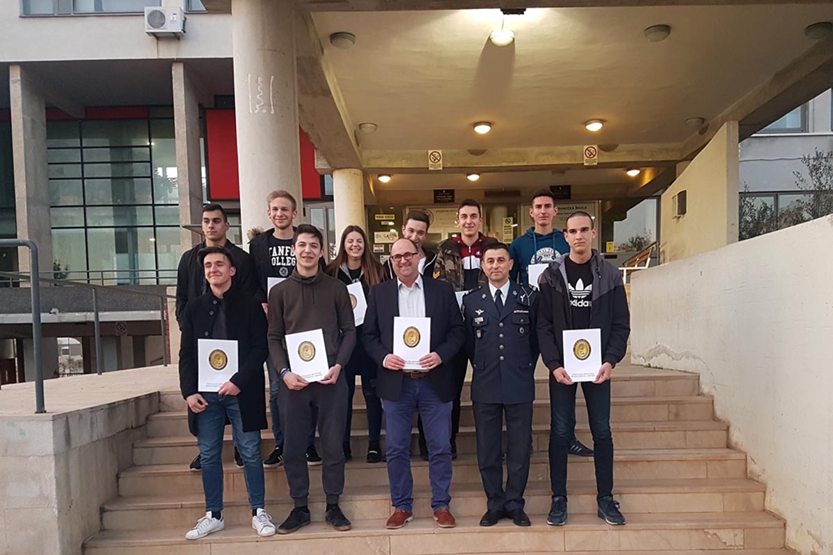 Slika https://www.morh.hr/wp-content/uploads/2019/03/ugovori_o_stipendiranju_280219_09.jpg