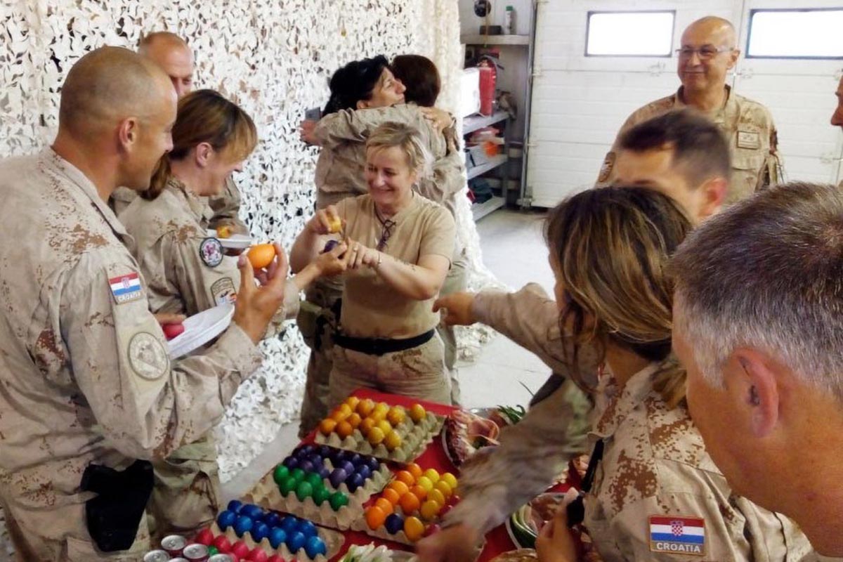 Slika https://www.morh.hr/wp-content/uploads/2019/04/10hrvcon_uskrs_u_afganistanu_240419_v.jpg