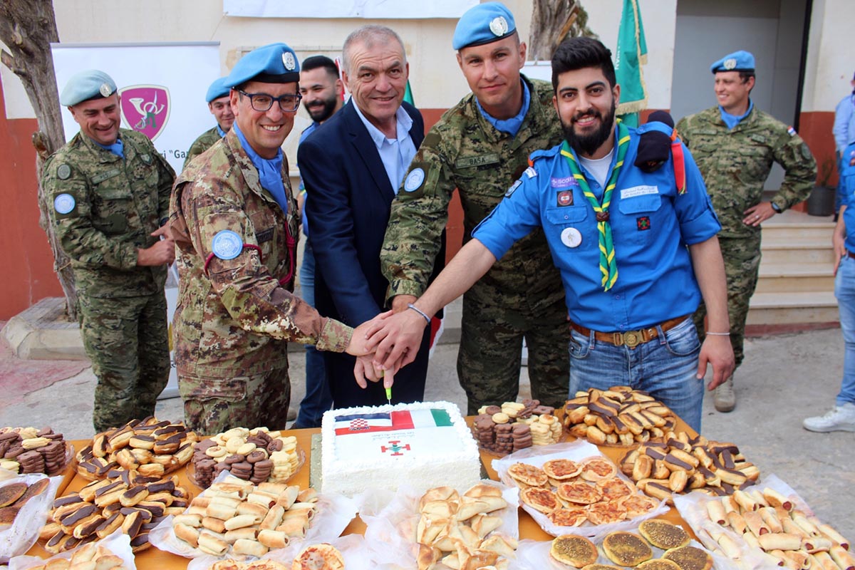 Slika https://www.morh.hr/wp-content/uploads/2019/04/cimic_projekt_u_mjestu_rumaysh_130419_v.jpg