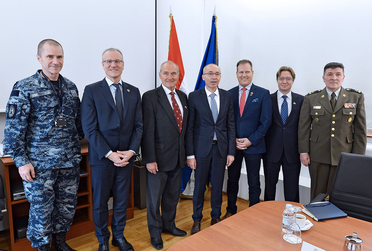 Slika https://www.morh.hr/wp-content/uploads/2019/04/kanadsko_izaslanstvo_morh_29032019_v.jpg