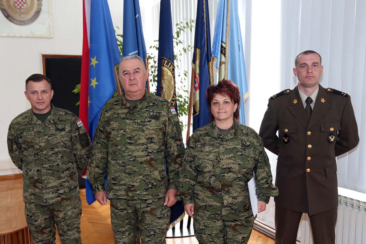 Slika https://www.morh.hr/wp-content/uploads/2019/04/najbolji_docasnici_hv_240419_v.jpg