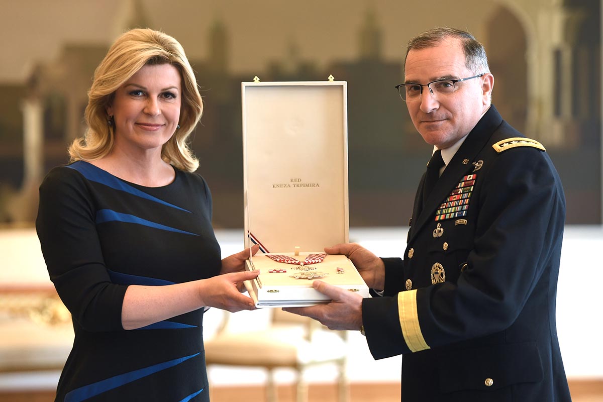 Slika https://www.morh.hr/wp-content/uploads/2019/04/odlikovanje_curtisa_m_scaparrottija_230419_03.jpg