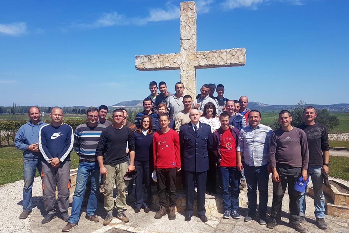 Slika https://www.morh.hr/wp-content/uploads/2019/04/pripadnici_hrvatske_vojske_posjetili_zajednicu_cenacolo_170419_v.jpg