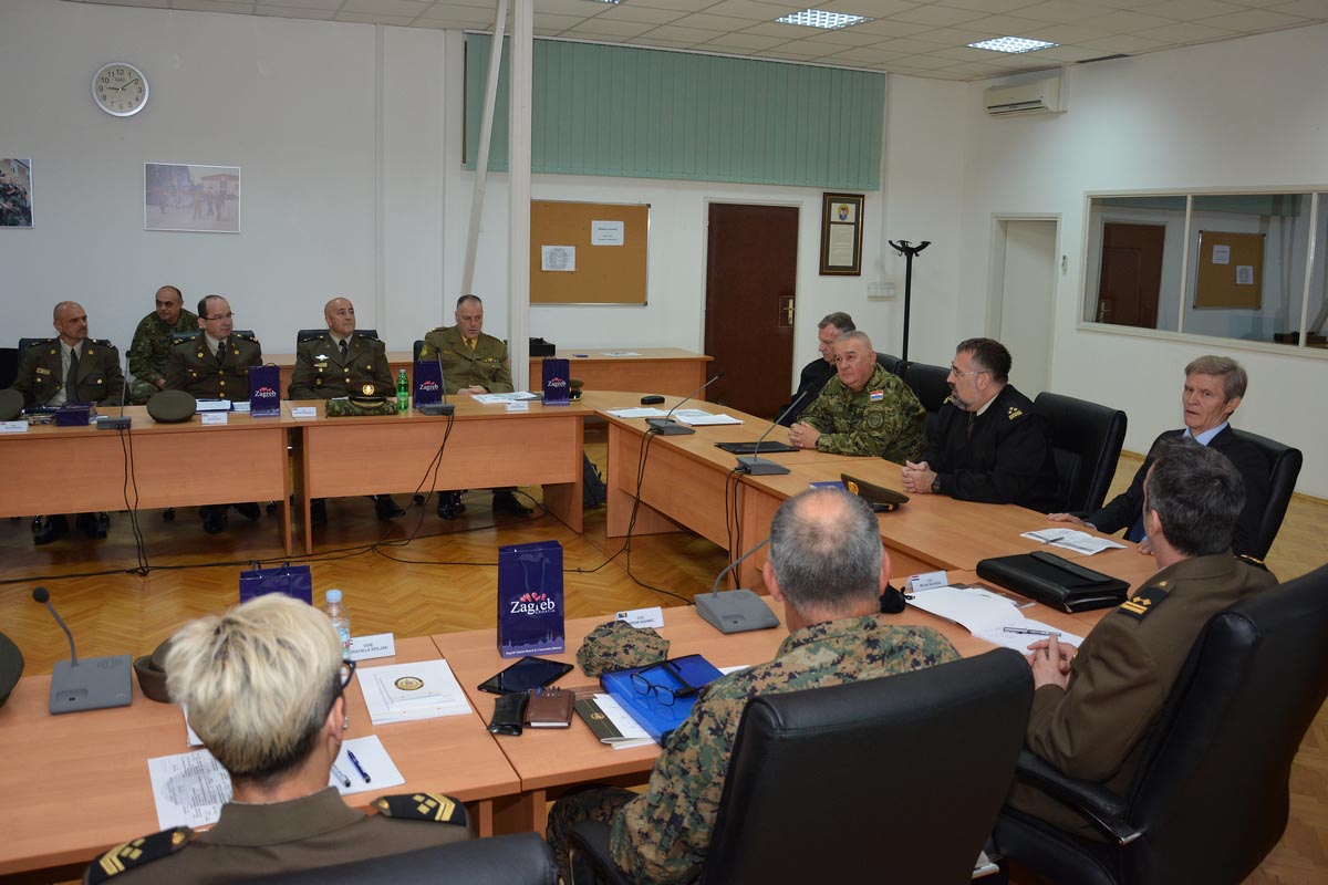 Slika https://www.morh.hr/wp-content/uploads/2019/04/tecaj_obrambene_diplomacije_240419_v.jpg