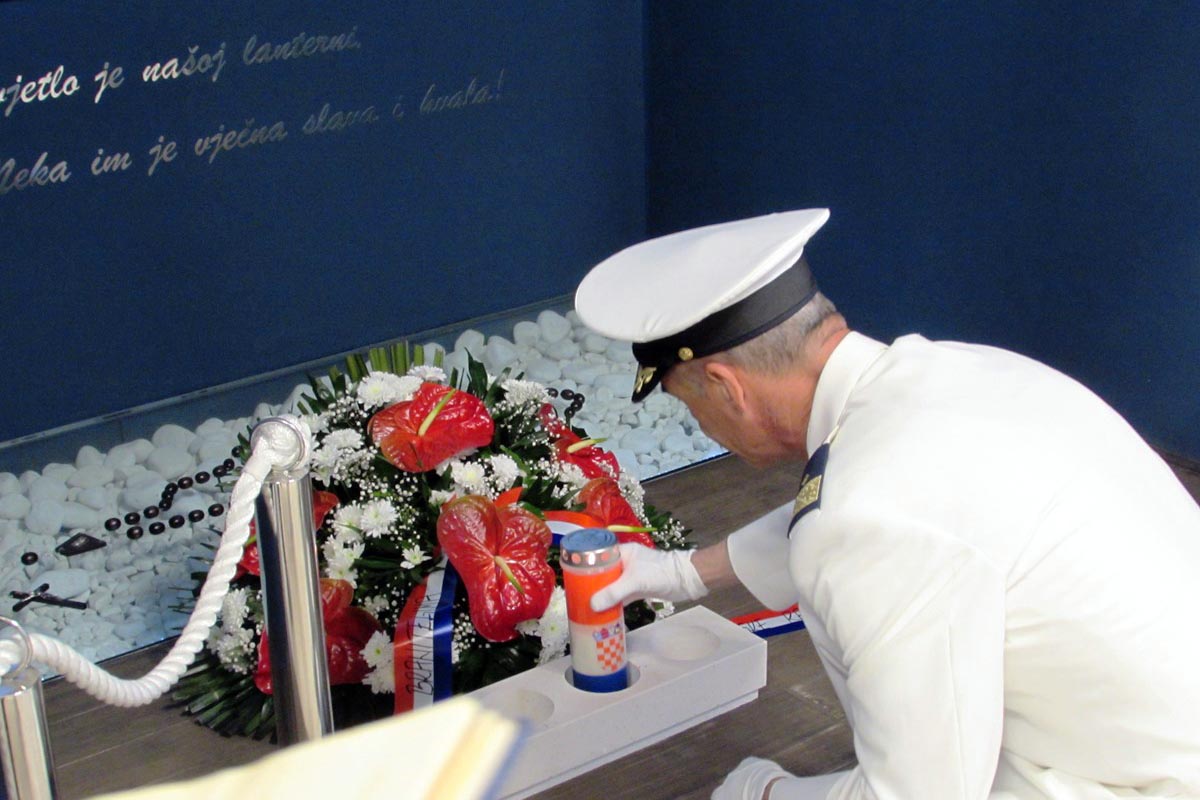 Slika https://www.morh.hr/wp-content/uploads/2019/05/hrm_obljetnica_osrh_hv_260519_v.jpg