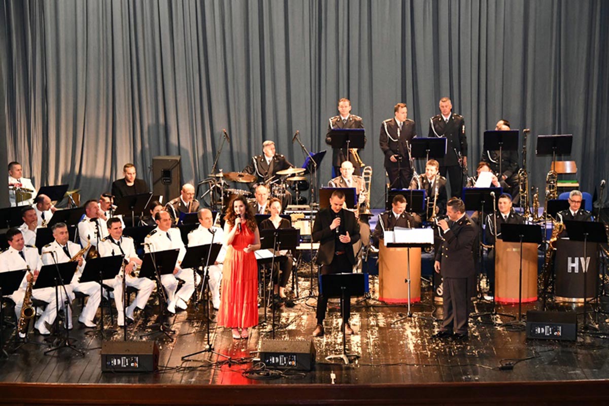 Slika https://www.morh.hr/wp-content/uploads/2019/05/koncert_za_obljetnicu_zapovjednistvo_za_potporu_060519_v.jpg