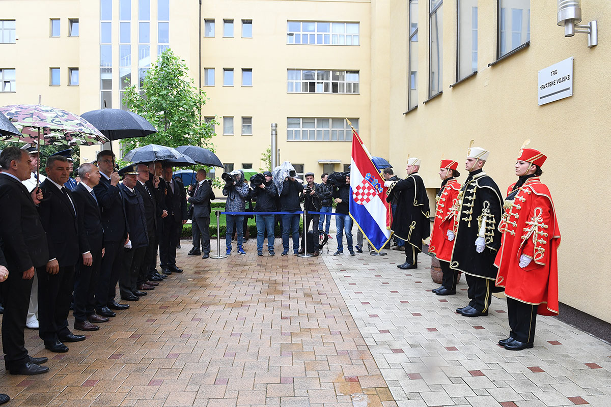 Slika https://www.morh.hr/wp-content/uploads/2019/05/obiljezavanje_28_obljetnice_hv_27052019_08.jpg