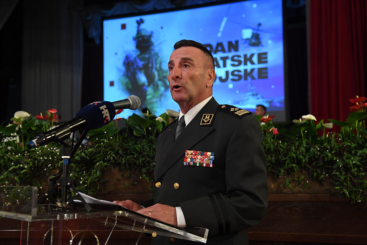 Slika https://www.morh.hr/wp-content/uploads/2019/05/obiljezavanje_28_obljetnice_hv_27052019_29.jpg