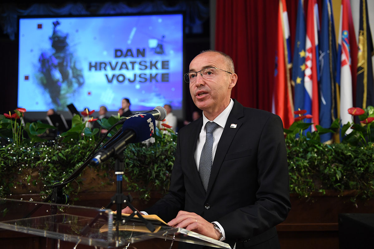 Slika https://www.morh.hr/wp-content/uploads/2019/05/obiljezavanje_28_obljetnice_hv_27052019_35.jpg