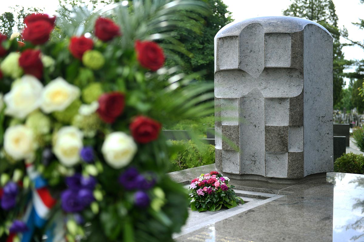 Slika https://www.morh.hr/wp-content/uploads/2019/05/obljetnica_smrti_ratnog_ministra_gojka_suska_030519_v.jpg