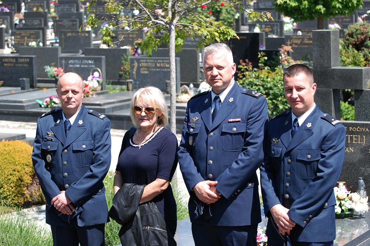 Slika https://www.morh.hr/wp-content/uploads/2019/05/obljetnica_smrti_rudolf_peresin_020519_v.jpg