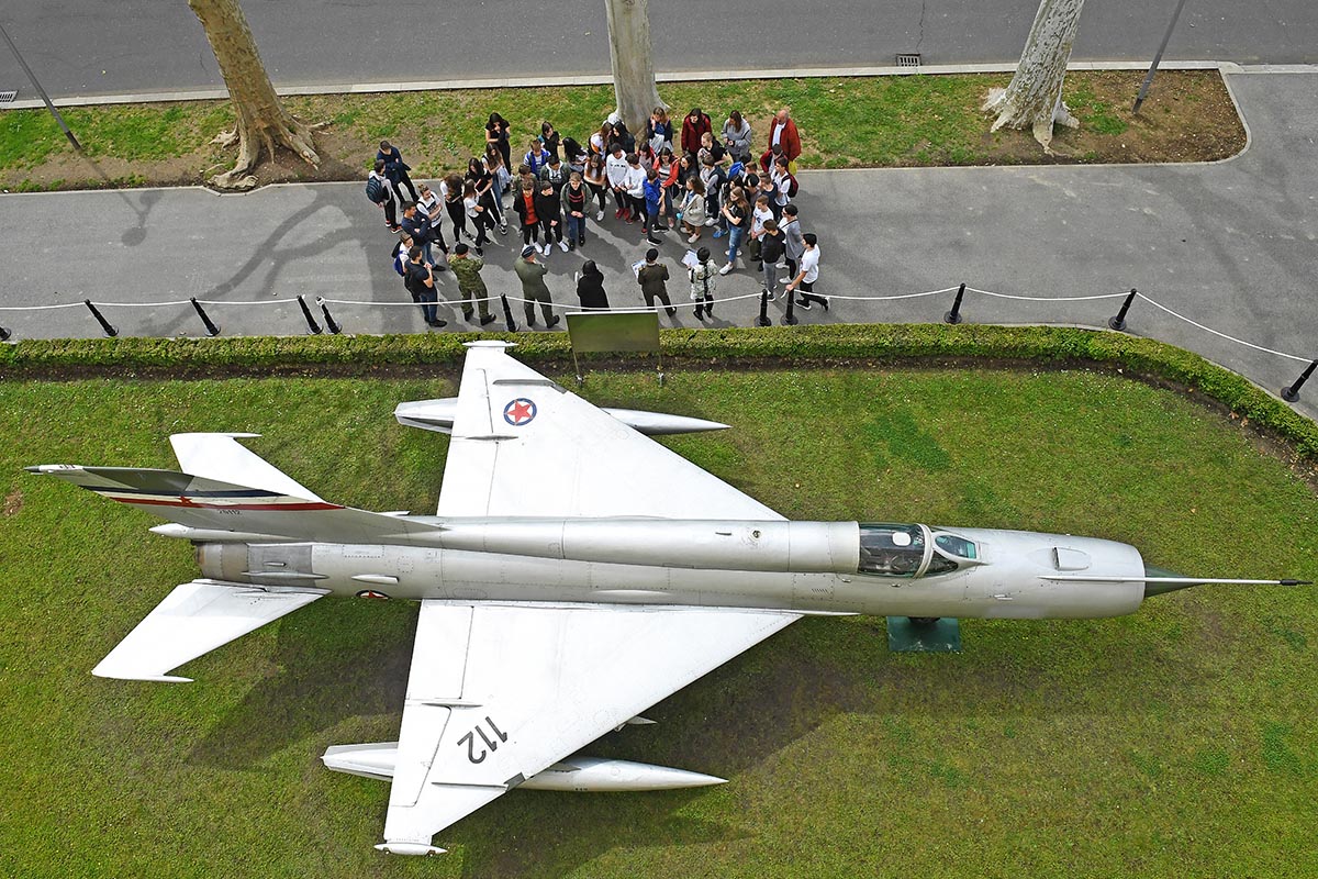 Slika https://www.morh.hr/wp-content/uploads/2019/05/peresinov_mig_21_ispred_morh_a_do_dana_drzavnosti_280519_v.jpg