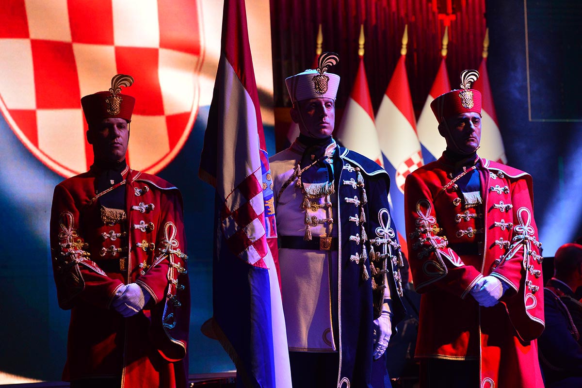 Slika https://www.morh.hr/wp-content/uploads/2019/05/svecana_akademija_kdlisinski_hv_osrh_280519_v.jpg