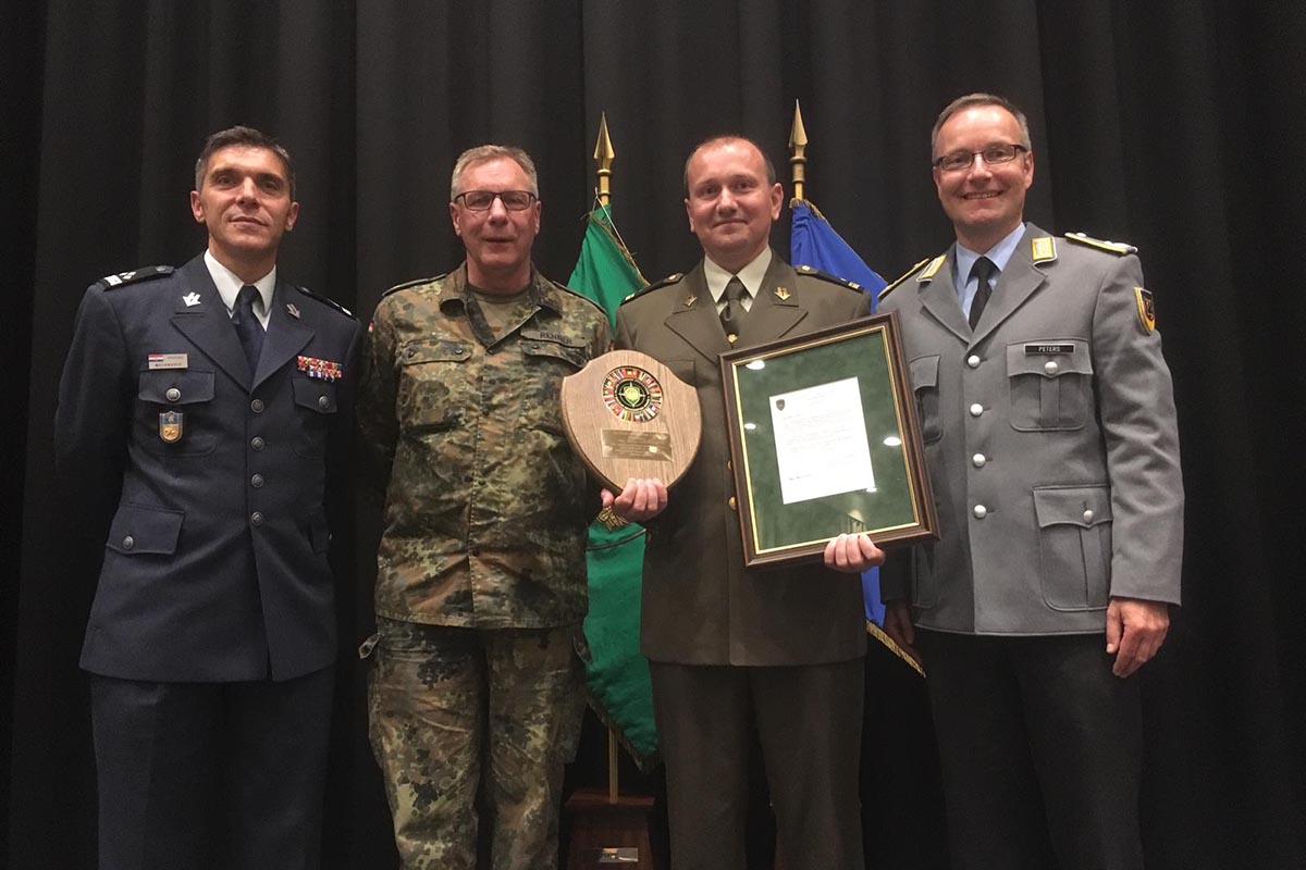 Slika https://www.morh.hr/wp-content/uploads/2019/06/bojnik_mario_lukezic_saceur_14062019_06.jpg