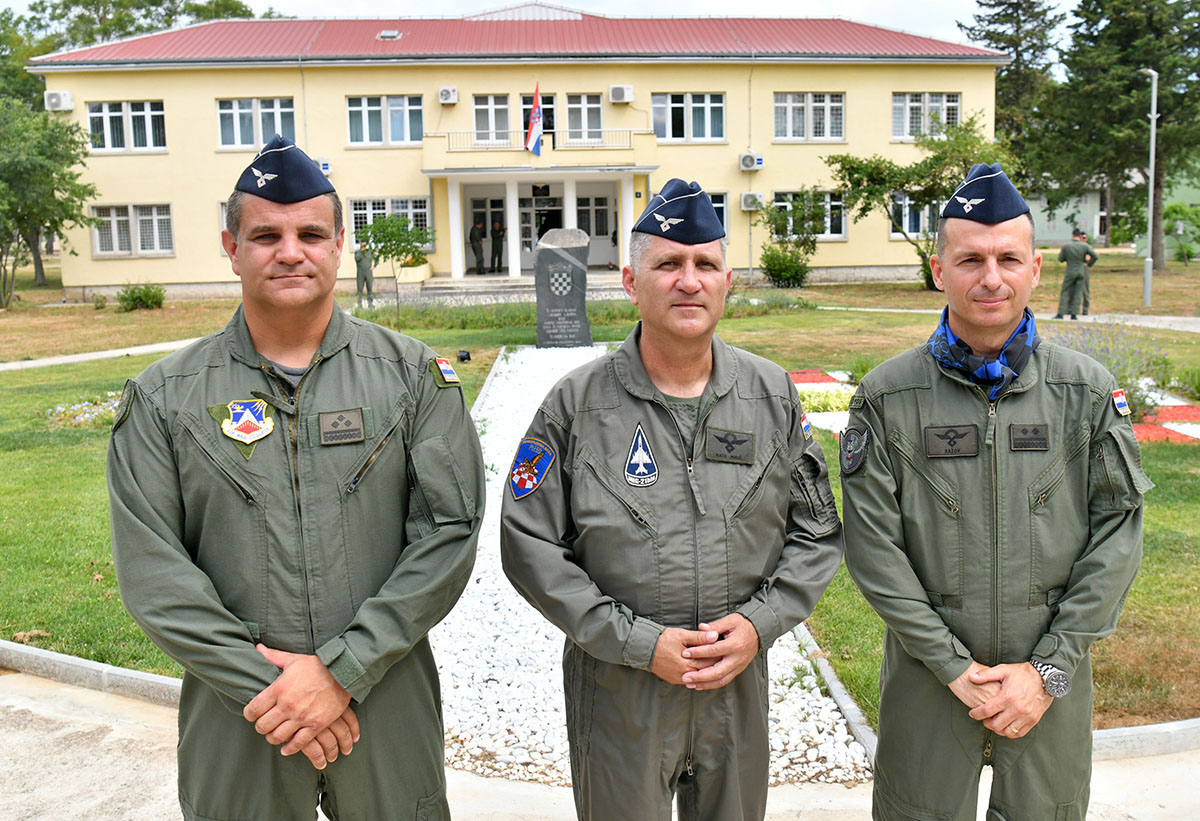Slika https://www.morh.hr/wp-content/uploads/2019/06/primopredaja_zapovjednika_93_zb28062019_v.jpg