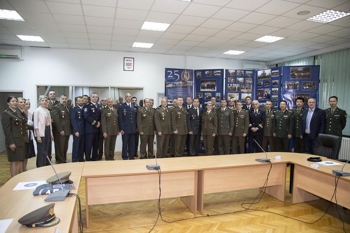 Slika https://www.morh.hr/wp-content/uploads/2019/06/tecaj-obrambene_diplomacije_07062019_v.jpg