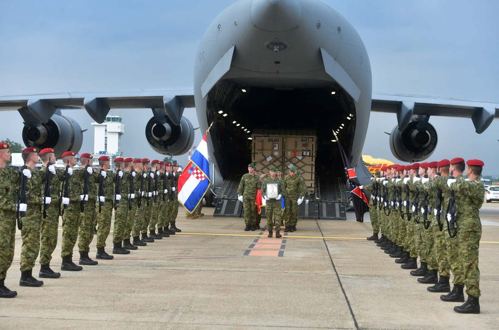 Slika https://www.morh.hr/wp-content/uploads/2019/07/docek_josip_briski_pleso_hv_19072019_07-1024x678.jpg