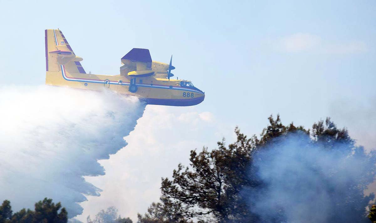 Slika https://www.morh.hr/wp-content/uploads/2019/07/gasenje_pozara_canadair_cl_415_22072019.jpg