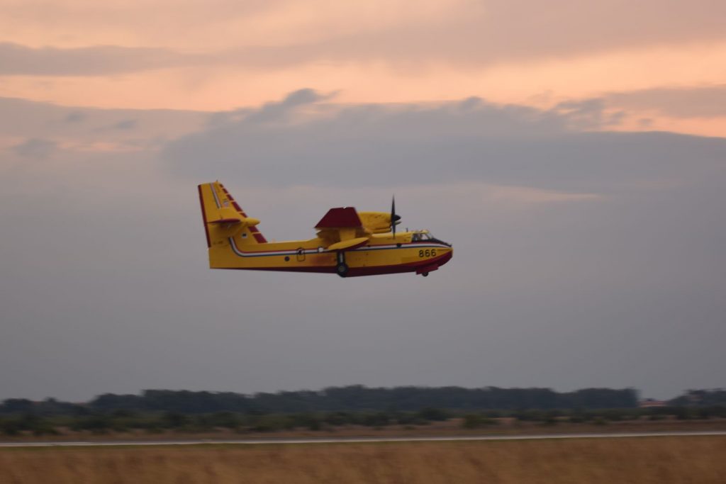 Slika https://www.morh.hr/wp-content/uploads/2019/07/gasenje_pozara_sibenik_hv_28072019_13-1024x683.jpg