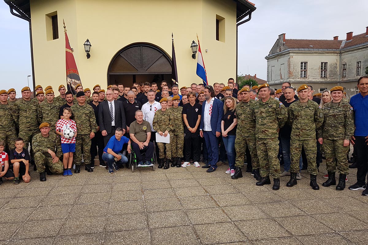 Slika https://www.morh.hr/wp-content/uploads/2019/07/hrvatska_vojska_i_vatreni_varazdin_v.jpg