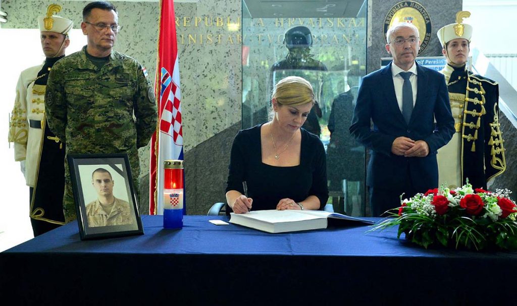 Slika https://www.morh.hr/wp-content/uploads/2019/07/knjiga_zalbe_josip_briski_predjednica_25072019_n-1024x607.jpg